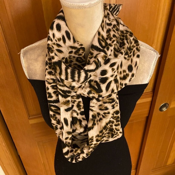 Lavishly Paris Luxury Leopard Print Infinity Scarf - Picture 2 of 8